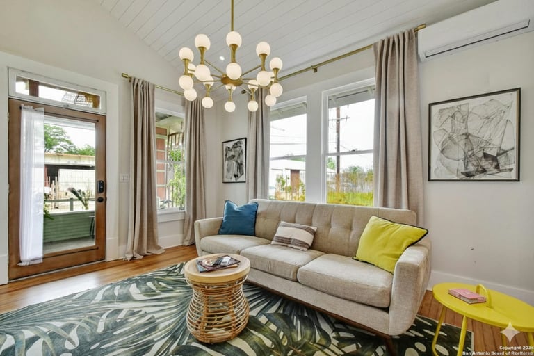 218 Yellowstone St living room