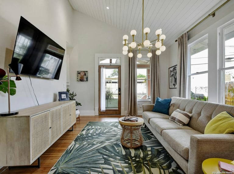 216 Yellowstone St living room